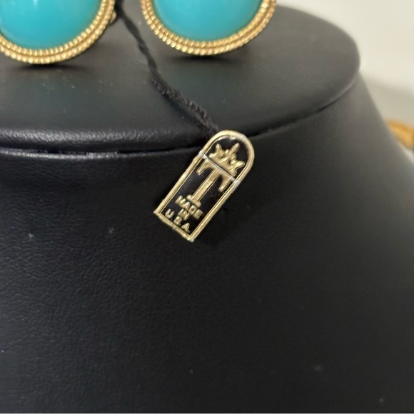 Trifari New with tags Vintage 2 pc set - Picture 12 of 12